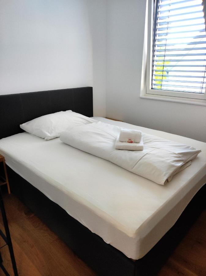 Luxurioeses Penthouse Mit Blick Auf Die Uno-City Und Dem Kaiserwasser. 3Schlafzimmer, 2 Baeder, Privat Lift Ins Apartment Wien Eksteriør billede