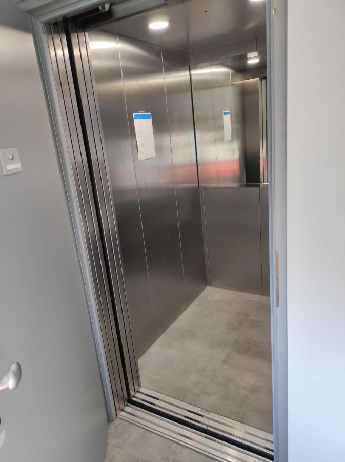 Luxurioeses Penthouse Mit Blick Auf Die Uno-City Und Dem Kaiserwasser. 3Schlafzimmer, 2 Baeder, Privat Lift Ins Apartment Wien Eksteriør billede