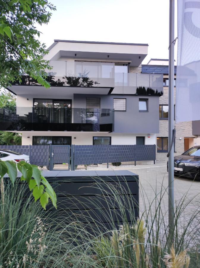 Luxurioeses Penthouse Mit Blick Auf Die Uno-City Und Dem Kaiserwasser. 3Schlafzimmer, 2 Baeder, Privat Lift Ins Apartment Wien Eksteriør billede