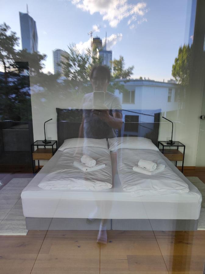 Luxurioeses Penthouse Mit Blick Auf Die Uno-City Und Dem Kaiserwasser. 3Schlafzimmer, 2 Baeder, Privat Lift Ins Apartment Wien Eksteriør billede
