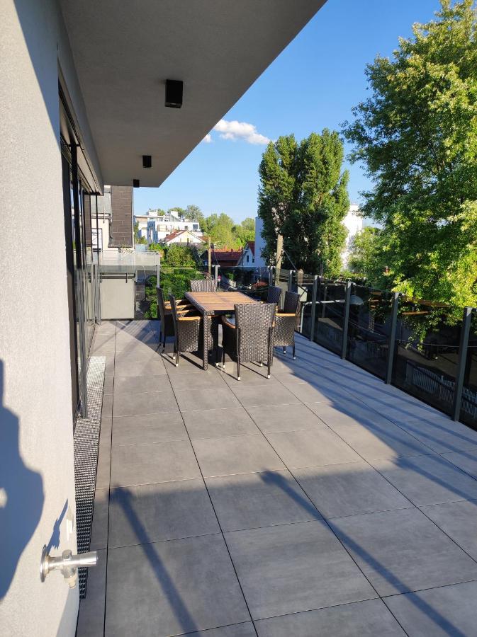 Luxurioeses Penthouse Mit Blick Auf Die Uno-City Und Dem Kaiserwasser. 3Schlafzimmer, 2 Baeder, Privat Lift Ins Apartment Wien Eksteriør billede